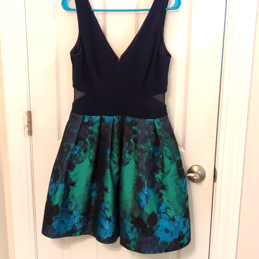 Sleeveless dress - Picture 1 of 3